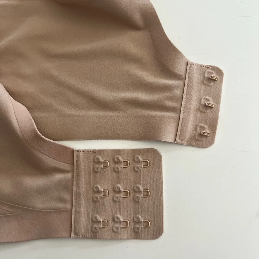 Two Honeylove Silhouette Wireless Seamless Bras‎ Black & Nude Size Large